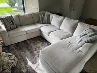 Sectional Couch w/ Chase & 3 pillows