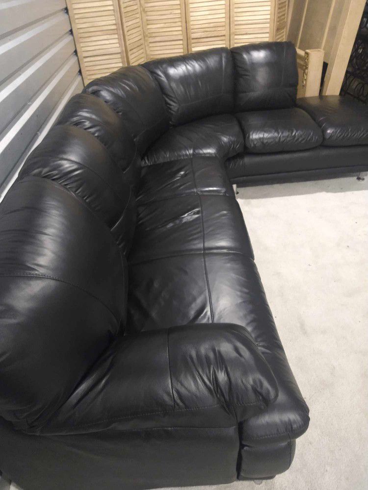SECTIONAL GENUINE LEATHER  BLACK COLOR.. DELIVERY SERVICE AVAILAIBLE 