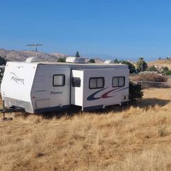 RV Travel Trailer 2005