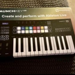 Launchkey NOVATION Keyboard Synthesizer Brand New 