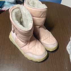 Women’s Snow Boots Size: 8