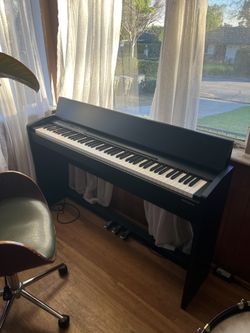 Roland F140r Keyboard / Piano