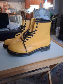 Dr. Martens Yellow size 7 like new