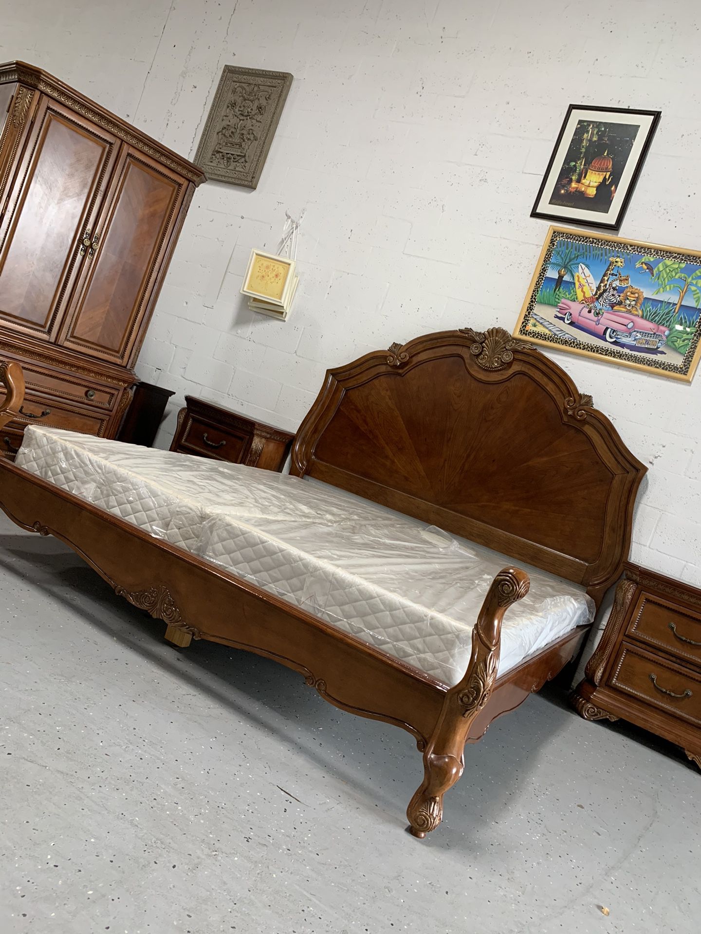 Beautiful solid wood king size bedroom set in excellent condition like new !