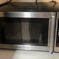 BLACK+DECKER 0.7 cu ft 700W Black Microwave Oven