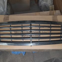 01-07 Mercedes C Class Grille