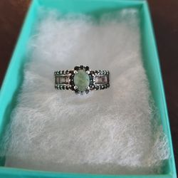 Womens Emerald & Diamond Ring 