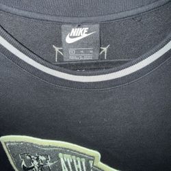 Pre loved Nike Sweater Men’s size XL only worn a few times