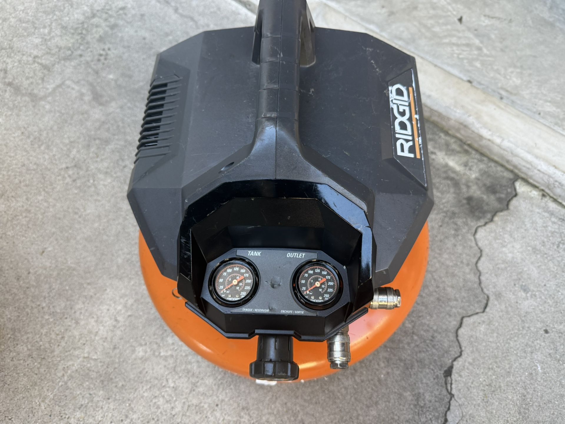 Rigid 6 gallon 150psi oil free pancake sir compressor