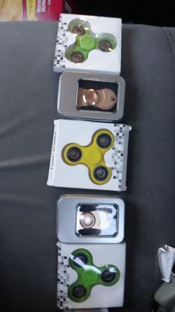 5 Fidget spinners.