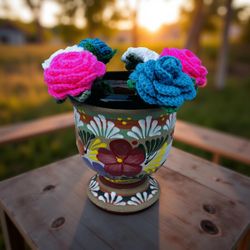 Flores en jarrón de cerámica