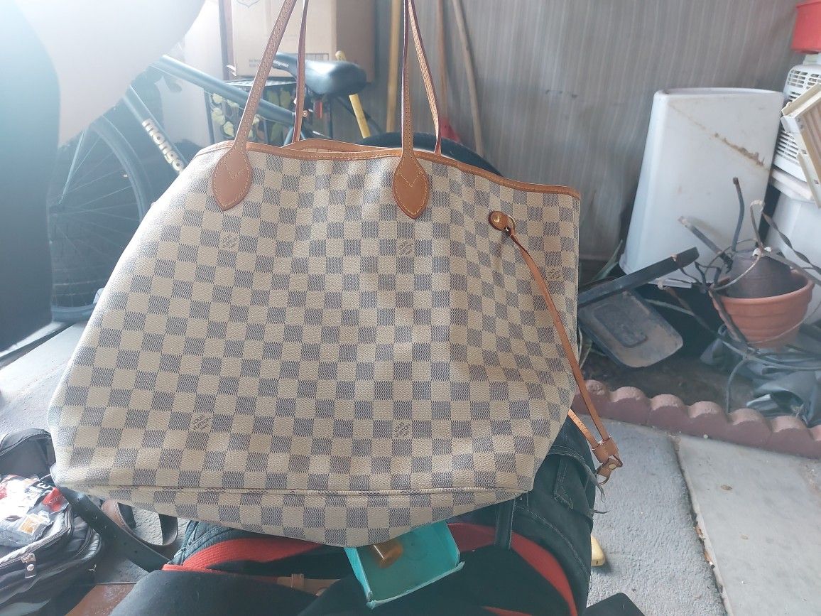 Real Nice Ladies Louis Vuitton Bag And Purse for Sale in North Las Vegas,  NV - OfferUp