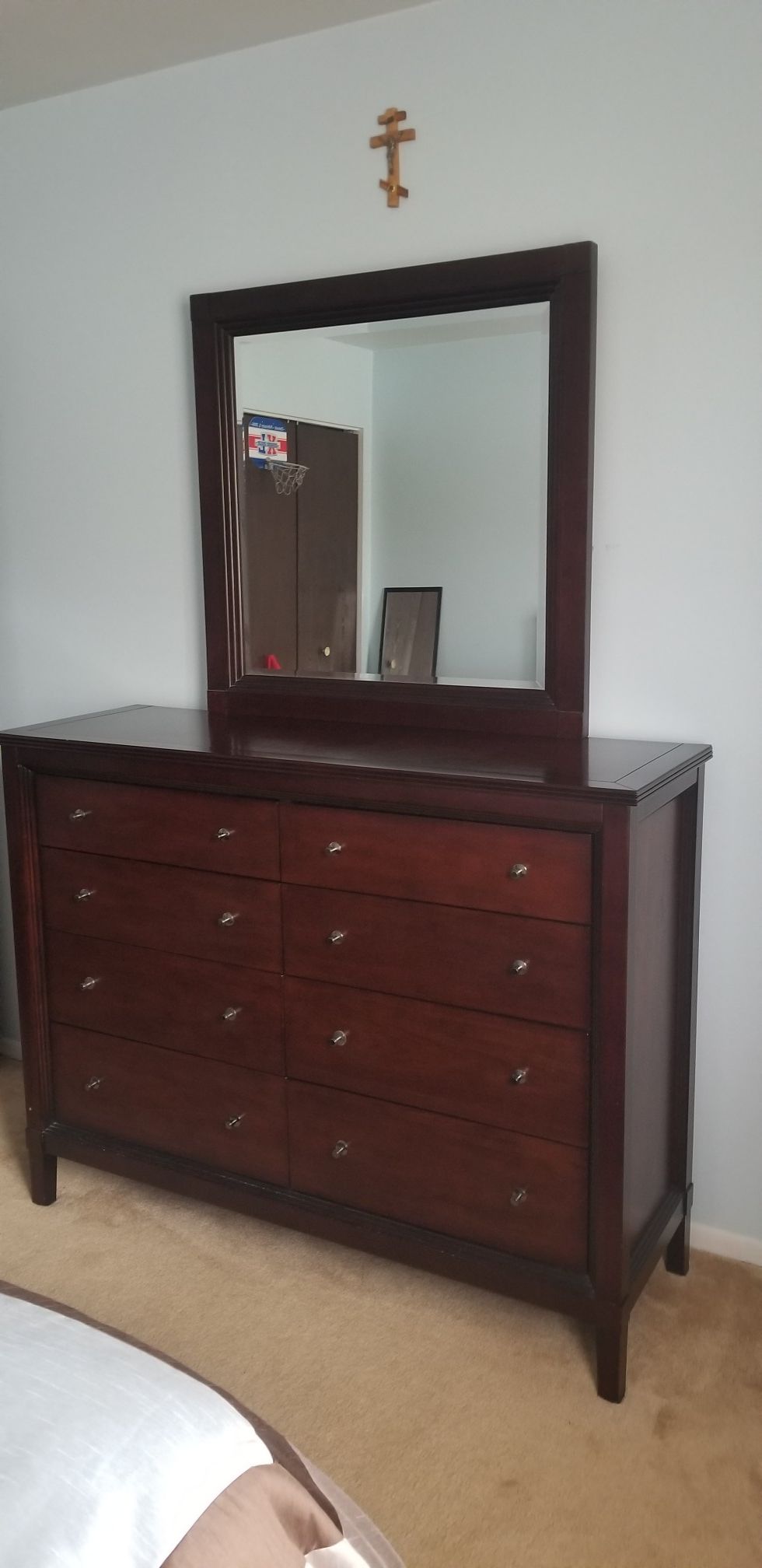 8 Drawer Bedroom Dresser w/mirror-Excellent Condition