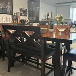 Wooden Dinning Table/ Mesa De Comedor De Madera 