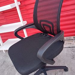 Black Mesh Wide Seating Office Chair