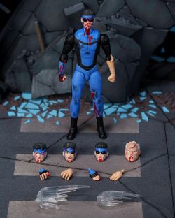 2026 SDCC EXCLUSIVE JADA TOYS: INVINCIBLE BATTLE DAMAGED DELUXE FIGURE IN HAND