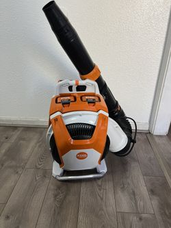 Stihl Electric Blower !! Comes With 4 Batteries 