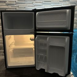 Emerson Mini Fridge – 3.1 cu.ft – Clean & Works Perfectly – Energy Star