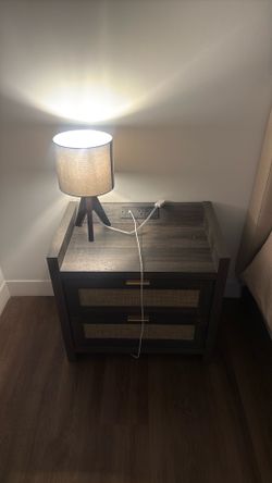 2 Charging nightstands+ lamps