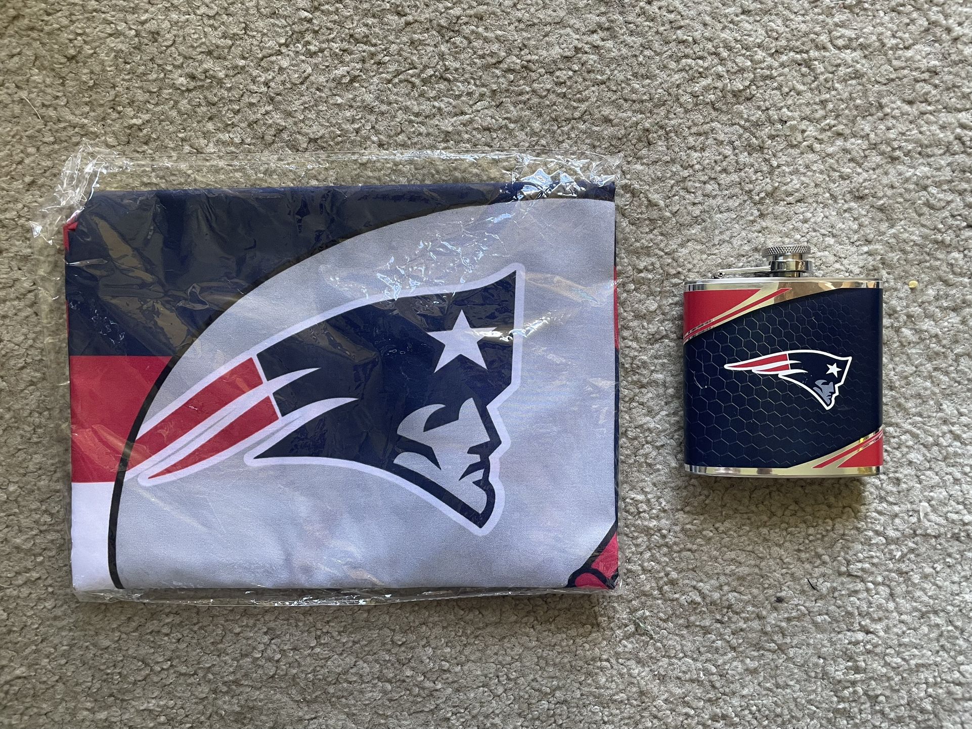 NEW ENGLAND PATRIOTS FLAG & FLASK
