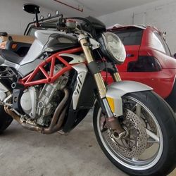 AGUSTA MV BRUTALE BOTH  BIKES AVAILABLE ONE 2004 CLASSIC  I BUY NEW IN DEALER ONLY 3900 MILES ORIGINAL NICE COLOR GREY MATE NEW TIRES 190 REAR  NEW SE