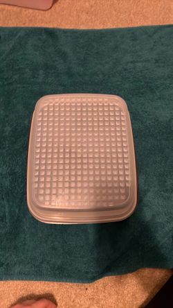 Tupperware marinating dish