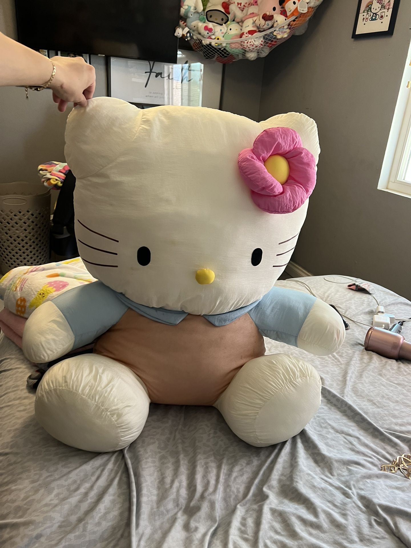 Giant Hello Kitty