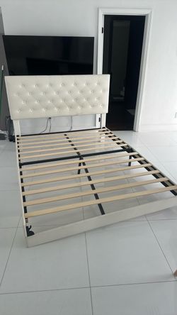 Free queen bed and mattress must pick up Aventura
