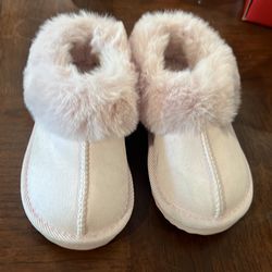 New pink girls slippers size 8