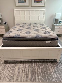 Queen Bed with or with out mattress