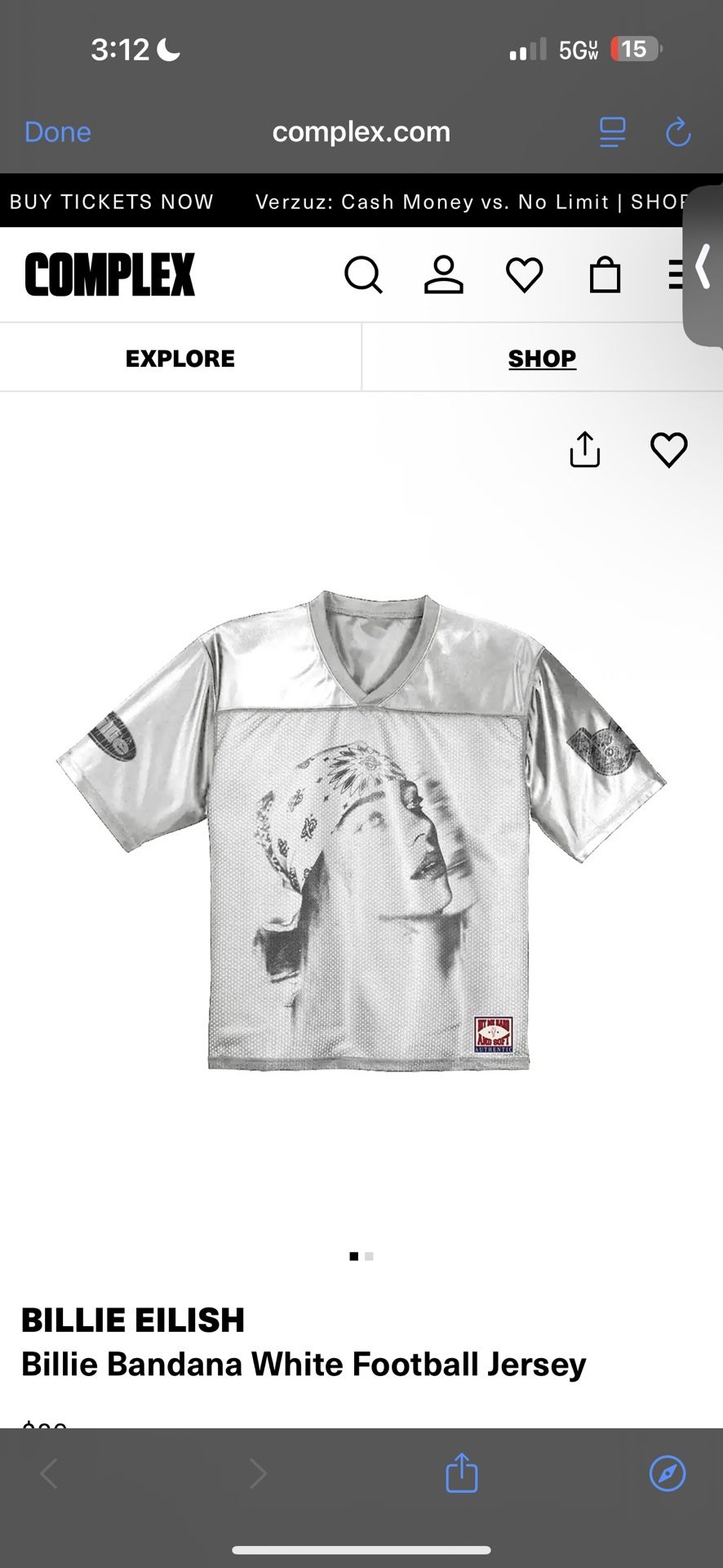 Billie Eilish : oversized white jersey