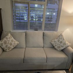 Couch - Like New (Mint Condition) 