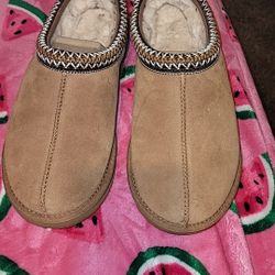 Women's UGG SLIPPERS Size 8