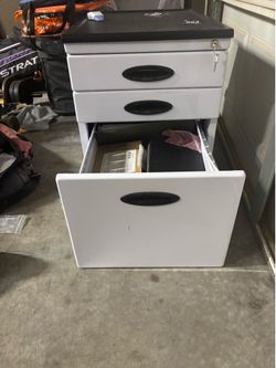 Small 3 drawer with key
