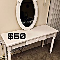 Living Room Mirror And Table .