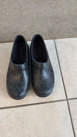 Crocs Size 9 Women’s