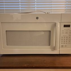 Microwave GE.  1.6 Ft.  White Color