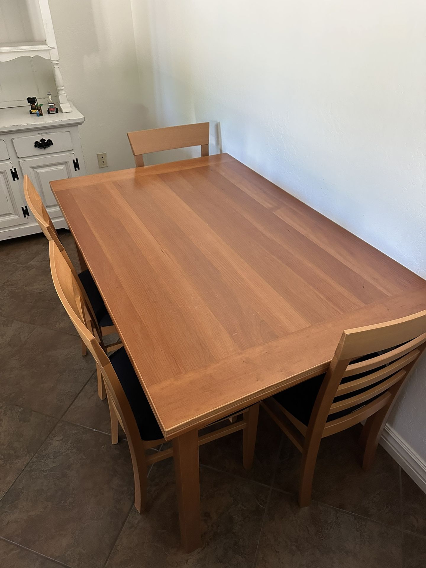 Kitchen Table (extends) + 8 Chairs