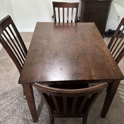 Dining Table Set – 4 Chairs Included – Great Condition