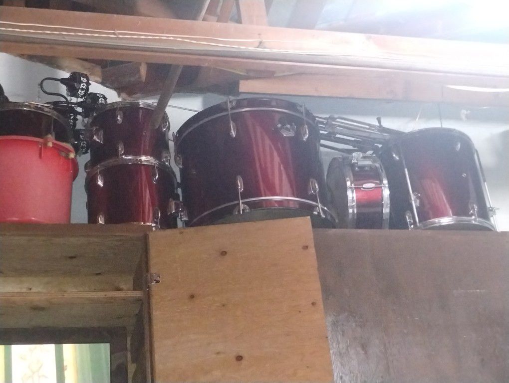 7 Piece Drum Set With Symbals Or Great Shape 