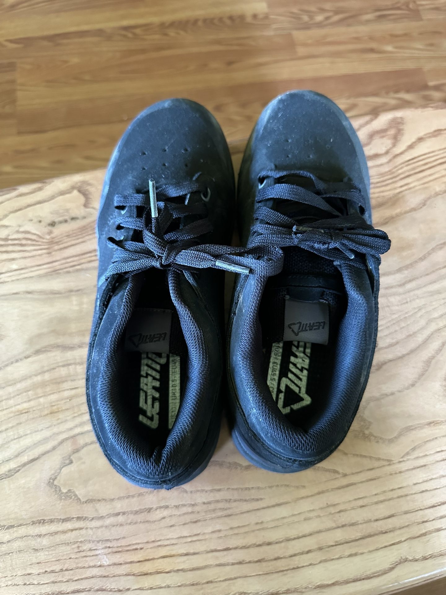 Mountain Bike Shoes And Knee Pads