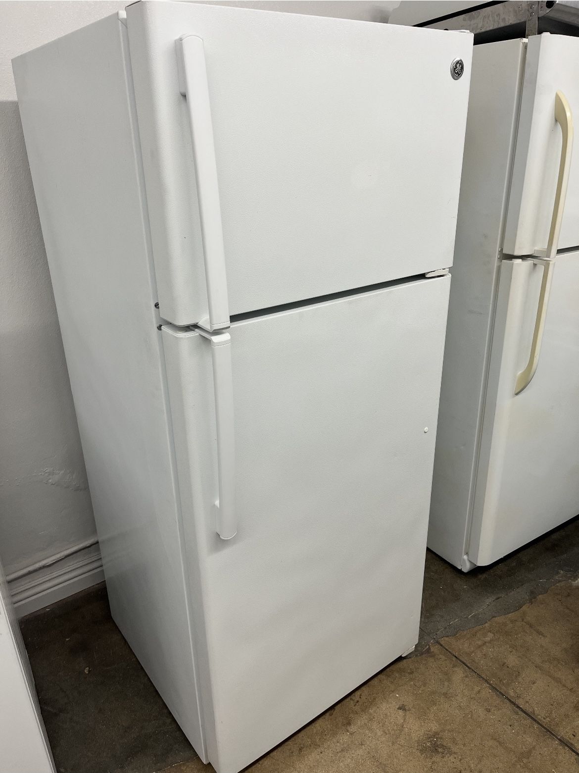 GE 28” X 62” TOP FREEZER REGRIGERATOR