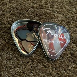 36 Brand New Fender Guitar Picks
