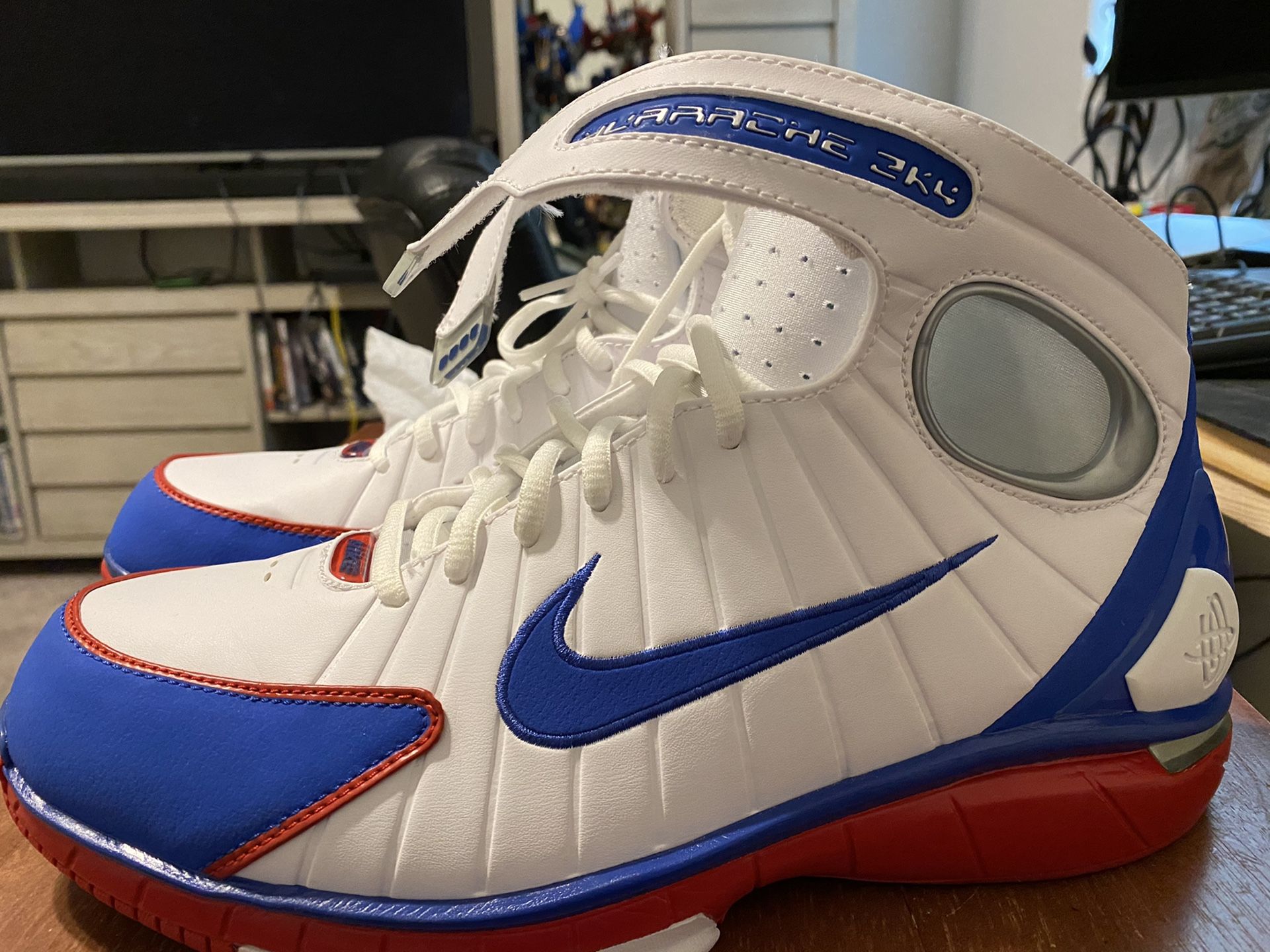 Nike HURRACHE 2K4 RED WHITE AND BLUES $85 10.5