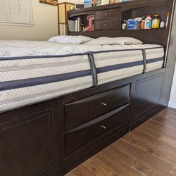 King Bed With Lots Of Storage Drawers