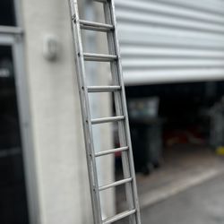 18’ Aluminum Extendable Ladder! Good condition. Missing one foot stabilizer. Attached photo of what’s needed, $17.99 on Amazon