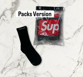 Supreme white 4 pair of socks Comes with everything I do deliveries with a fee or you come to me I do offers somtimes🤗