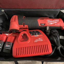 Milwaukee M12 FUEL 12V Lithium-Ion Cordless Oscillating Multi-Tool Kit with 2.0ah Batterie, Charger