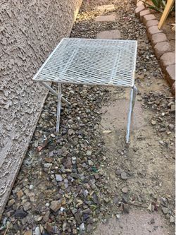 Folding table