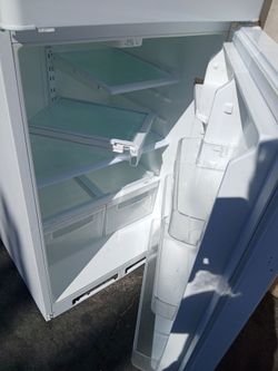 Haier white apartment fridge in great shape!